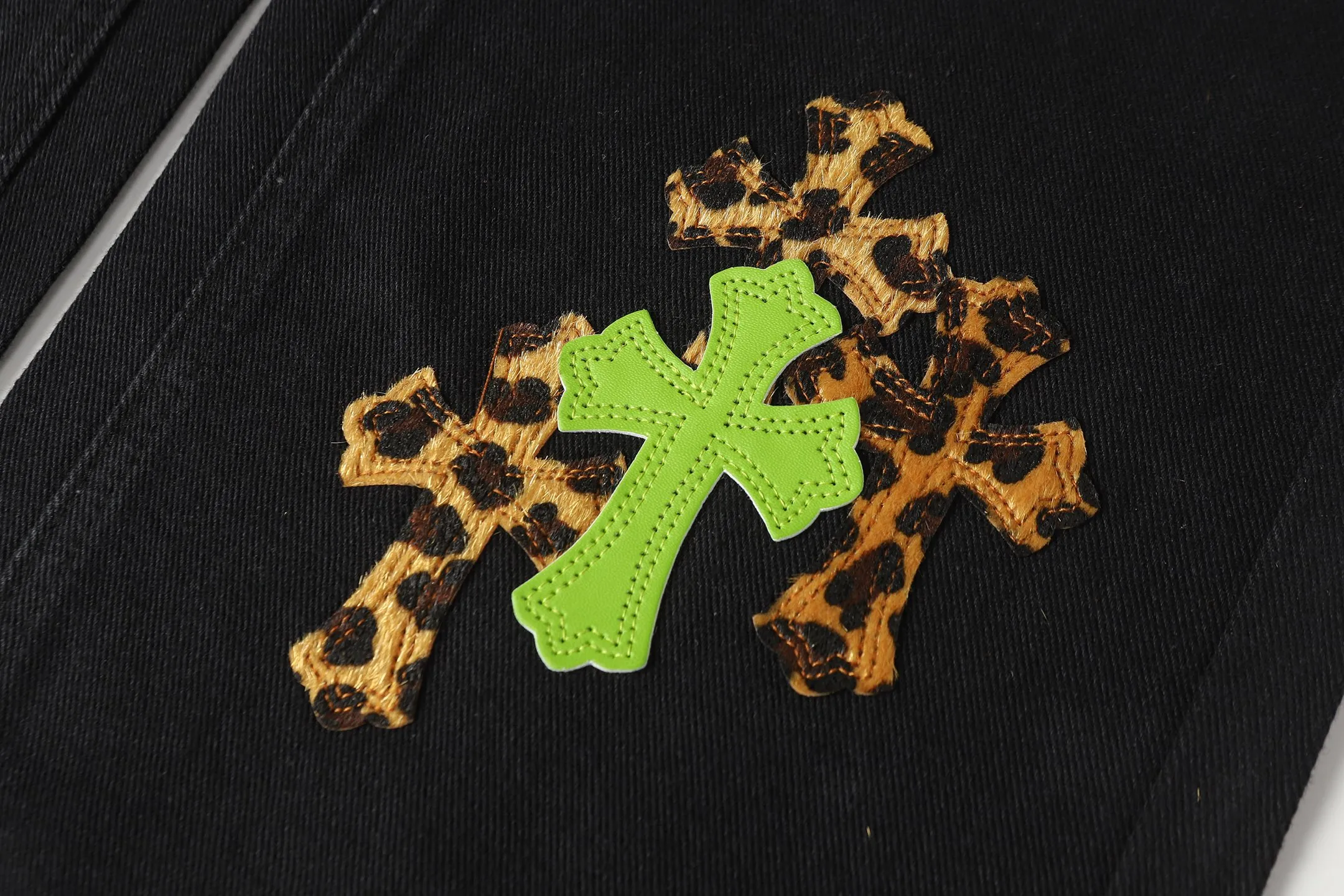 P270 Cross-border model, please do not place an order if you are pursuing quality - Chrome Hearts/Chrome Hearts Cross ✝️Leopard print embroidered washed jeans, trousers and casual pants - High weight, high density and high quality. The wool is soft, delicate and skin-friendly. It feels soft and silky. It has excellent warmth and skin-friendly properties - Custom-woven and dyed with no color difference. No matter the fabric or workmanship details, it beats the ordinary version on the market - Hardware zipper accessories are all customized, full of details -Colour: washed black -Size: 28 30 32 34 36